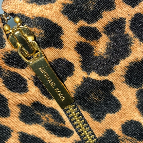 MICHAEL KORS leopard skirt, back slit, lined, exposed gold zipper in back. 16 - Picture 9 of 17
